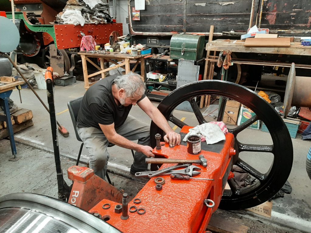 Keith reassembles 5643's radial truck